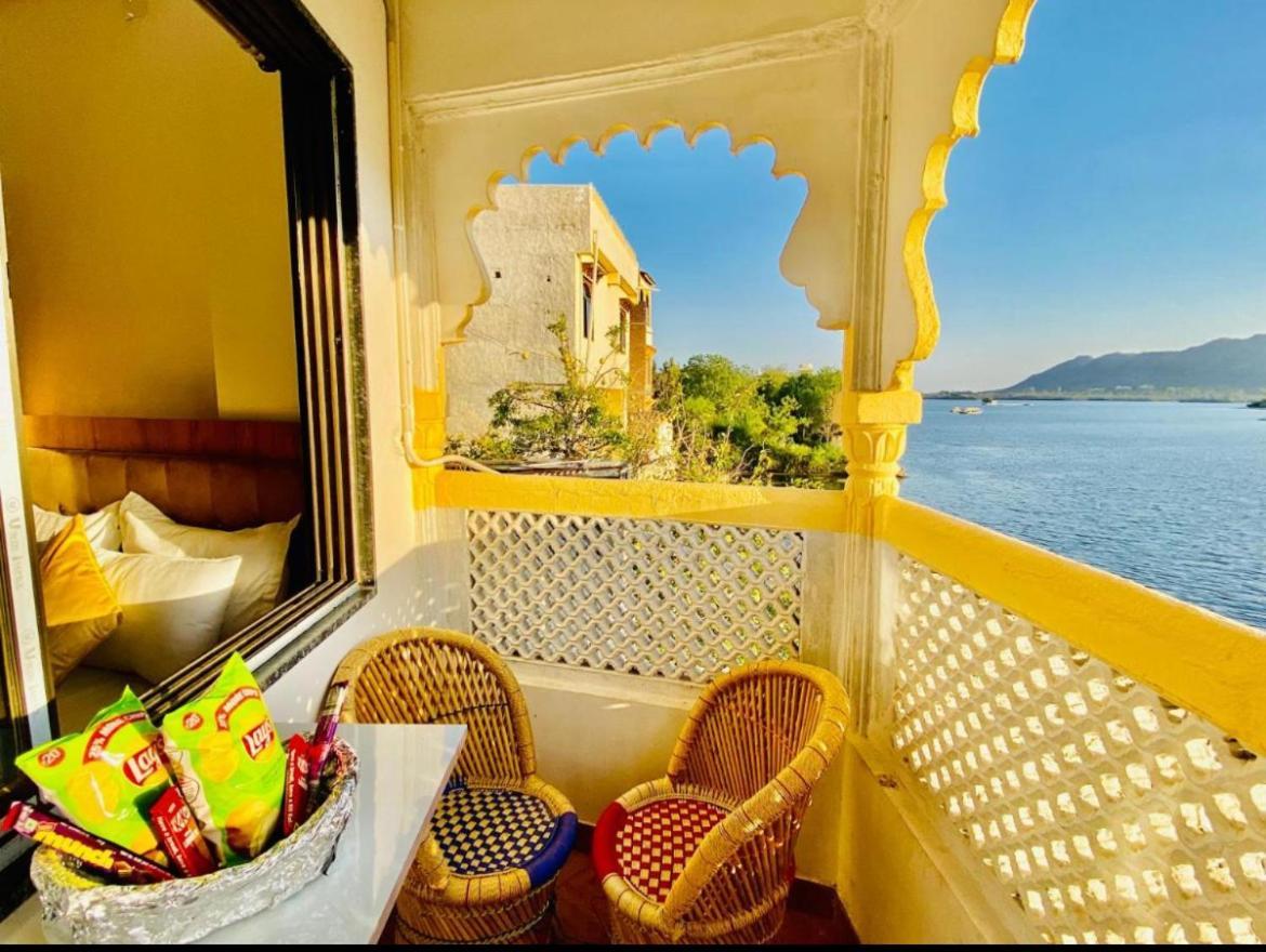 Vallabhgarh A Lake Facing Balcony Udaipur Exterior photo