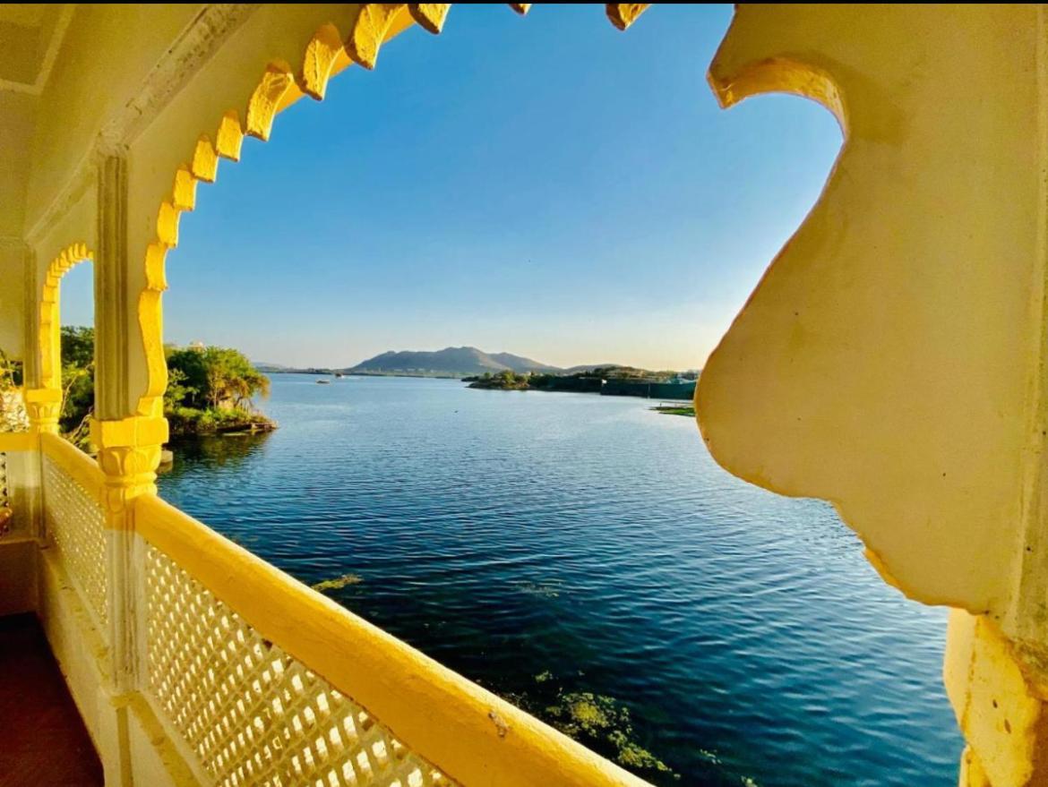 Vallabhgarh A Lake Facing Balcony Udaipur Exterior photo