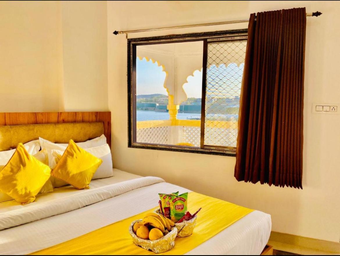Vallabhgarh A Lake Facing Balcony Udaipur Exterior photo