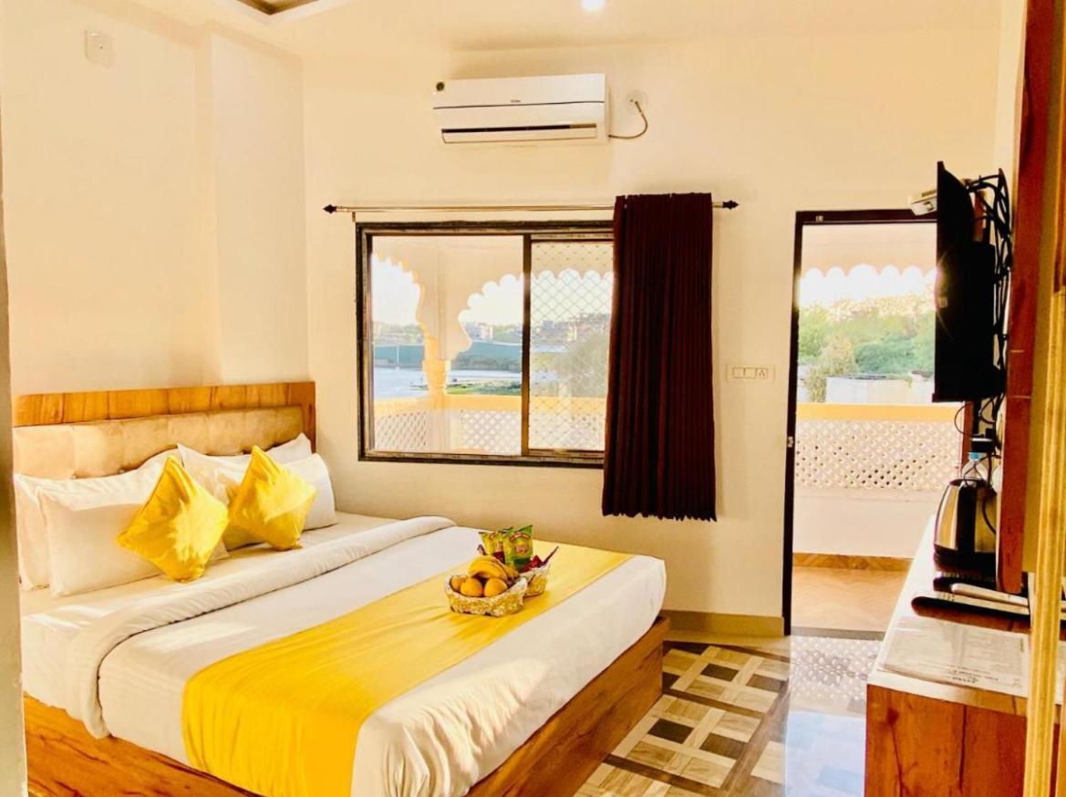 Vallabhgarh A Lake Facing Balcony Udaipur Exterior photo