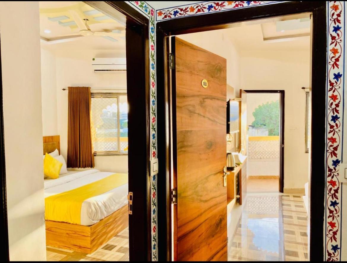 Vallabhgarh A Lake Facing Balcony Udaipur Exterior photo
